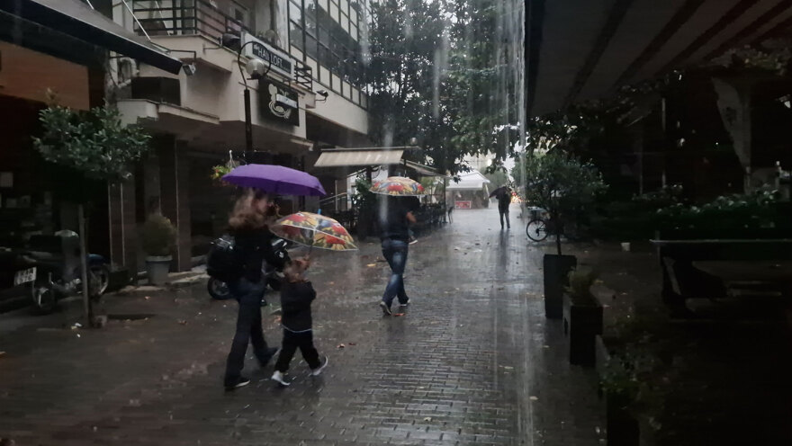 Κακοκαιρία Elias - Καρδίτσα: «Οχυρώνουν» τα καταστήματα με σακιά άμμου και κόλλα πολυουρεθάνης (βίντεο και φωτογραφίες)