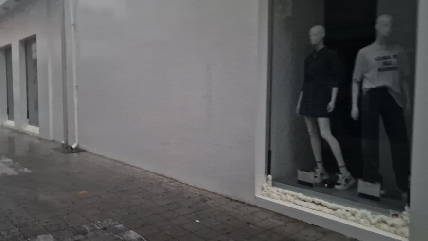 Κακοκαιρία Elias - Καρδίτσα: «Οχυρώνουν» τα καταστήματα με σακιά άμμου και κόλλα πολυουρεθάνης (βίντεο και φωτογραφίες)