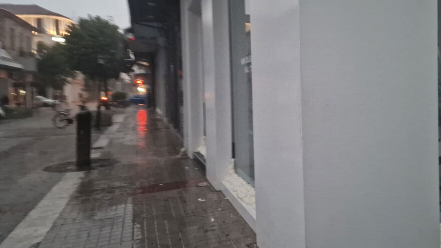 Κακοκαιρία Elias - Καρδίτσα: «Οχυρώνουν» τα καταστήματα με σακιά άμμου και κόλλα πολυουρεθάνης (βίντεο και φωτογραφίες)