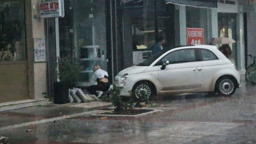 Κακοκαιρία Elias - Καρδίτσα: «Οχυρώνουν» τα καταστήματα με σακιά άμμου και κόλλα πολυουρεθάνης (βίντεο και φωτογραφίες)