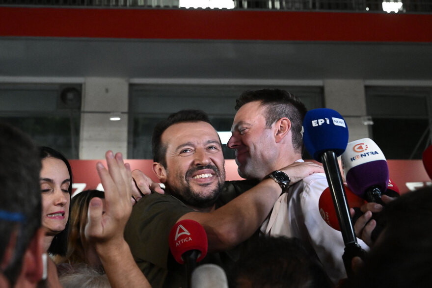 Εκλογές ΣΥΡΙΖΑ: Η θερμή αγκαλιά Στέφανου Κασσελάκη με Νίκο Παππά μετά τη νίκη - Δείτε βίντεο και φωτογραφίες
