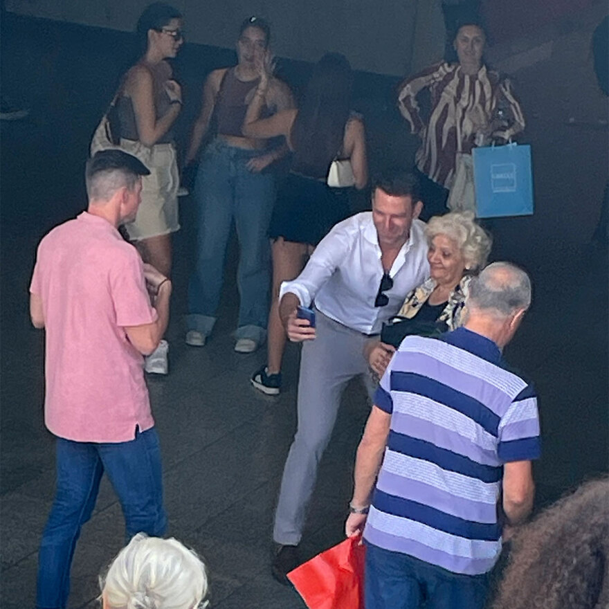 Στέφανος Κασσελάκης: Με το Μετρό στο Σύνταγμα - Οι selfies και ο διάλογος για την Κύπρο