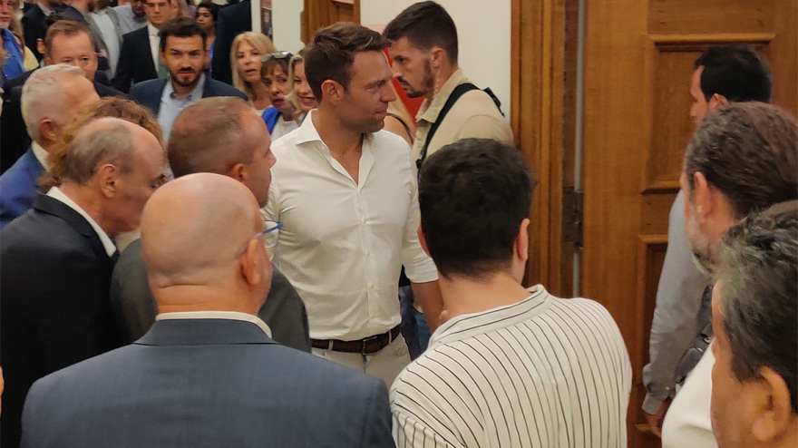 Τσίπρας: «Μαθαίνει γρήγορα ο Κασσελάκης» - To πηγαδάκι με δημοσιογράφους και η ατάκα για τον Τσώρτσιλ