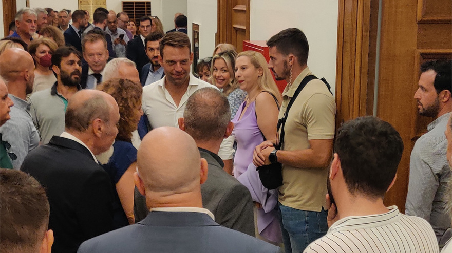 Τσίπρας: «Μαθαίνει γρήγορα ο Κασσελάκης» - To πηγαδάκι με δημοσιογράφους και η ατάκα για τον Τσώρτσιλ