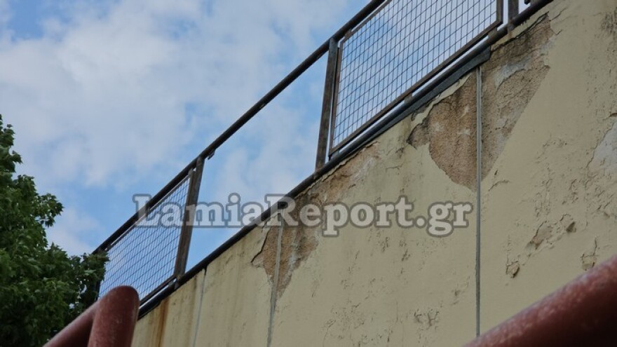 Λαμία: Αγωνία για τον 13χρονο μαθητή που έπεσε από ύψος 5 μέτρων σε σχολείο - Διακομίζεται στο Παίδων