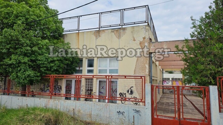 Λαμία: Αγωνία για τον 13χρονο μαθητή που έπεσε από ύψος 5 μέτρων σε σχολείο - Διακομίζεται στο Παίδων