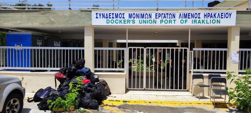 Κρήτη: Φορτηγό πλοίο διέσωσε μετανάστες που επέβαιναν σε ακυβέρνητο σκάφος στην Παλαιοχώρα - Δείτε βίντεο