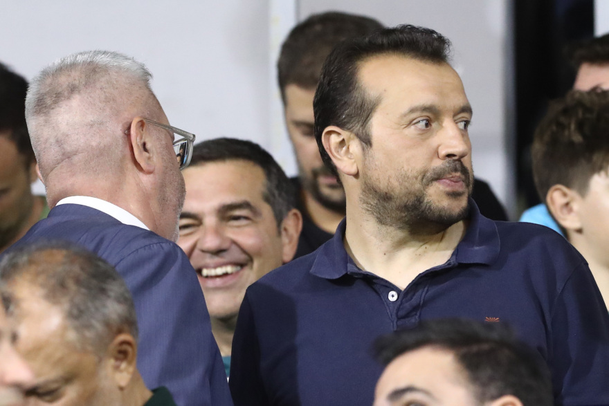 Παναθηναϊκός-ΑΕΚ: Ο Τσίπρας πήγε να δει τον αγώνα, τα χαμόγελα με τον Παππά - Δείτε φωτογραφίες