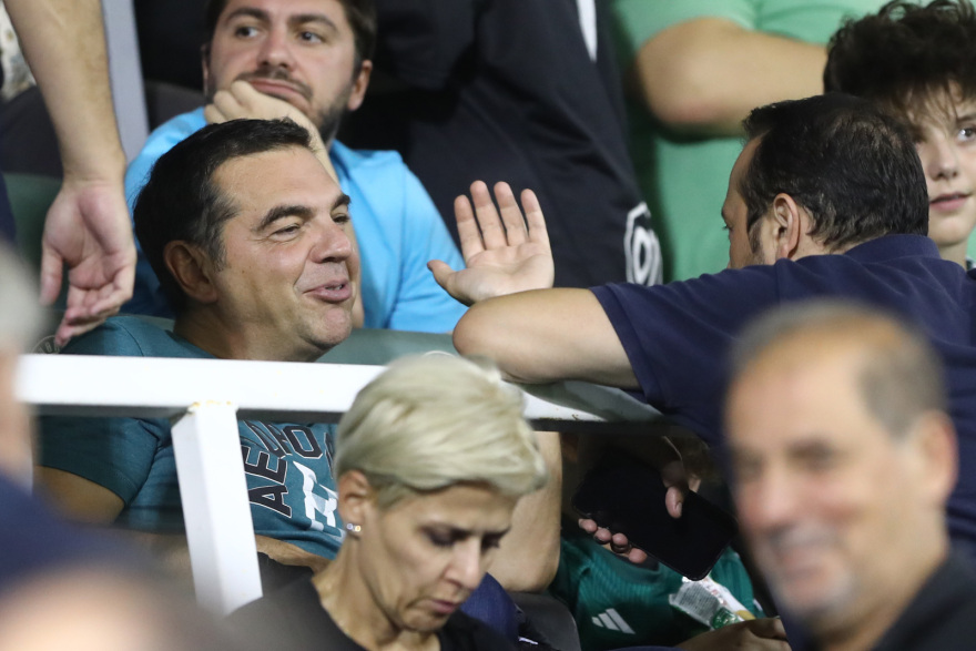 Παναθηναϊκός-ΑΕΚ: Ο Τσίπρας πήγε να δει τον αγώνα, τα χαμόγελα με τον Παππά - Δείτε φωτογραφίες