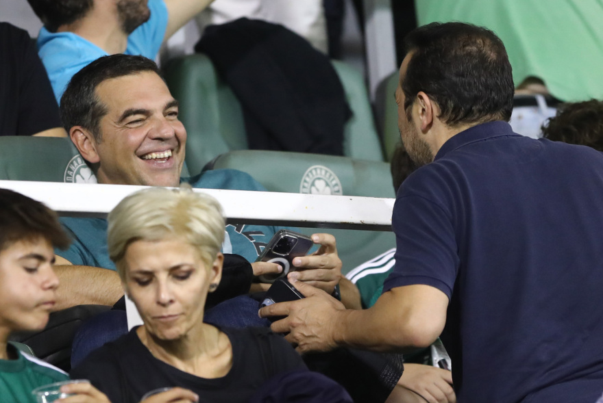 Παναθηναϊκός-ΑΕΚ: Ο Τσίπρας πήγε να δει τον αγώνα, τα χαμόγελα με τον Παππά - Δείτε φωτογραφίες