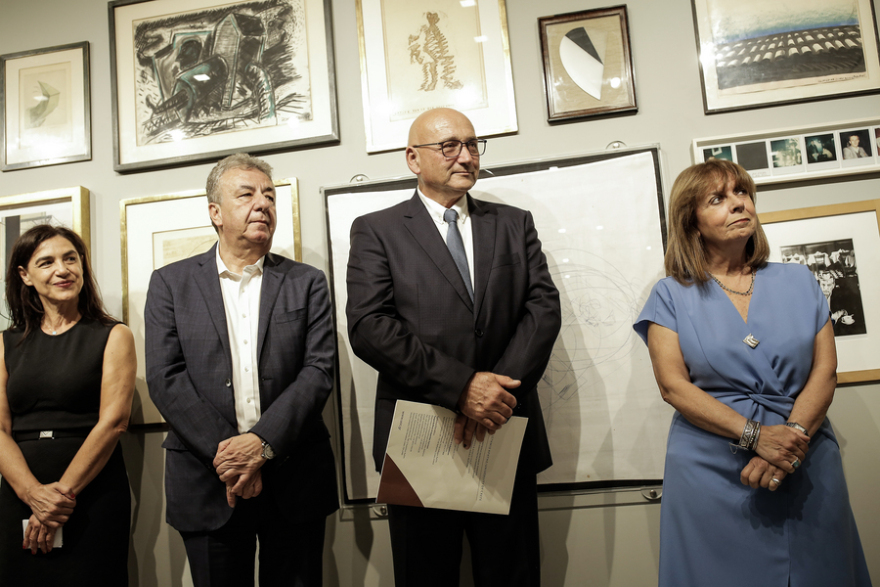 Η Σακελλαροπούλου εγκαινίασε στο Μουσείο Μπενάκη έκθεση με αρχαιολογικά ευρήματα από τον Παλαιό Κόσμο και τη Λέσβο