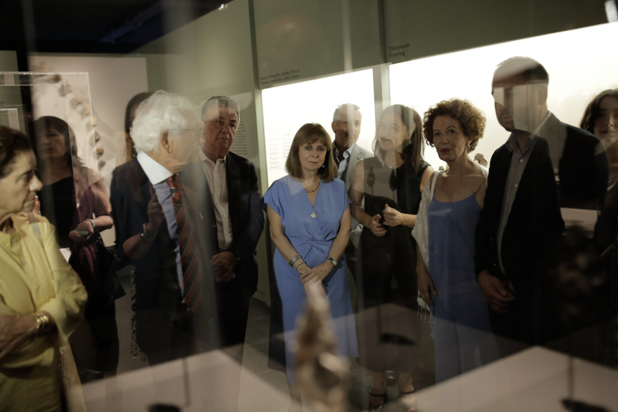 Η Σακελλαροπούλου εγκαινίασε στο Μουσείο Μπενάκη έκθεση με αρχαιολογικά ευρήματα από τον Παλαιό Κόσμο και τη Λέσβο