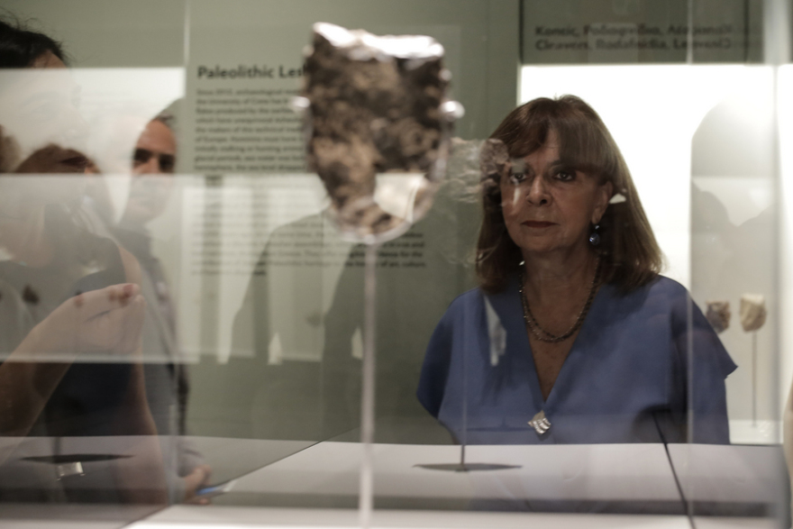 Η Σακελλαροπούλου εγκαινίασε στο Μουσείο Μπενάκη έκθεση με αρχαιολογικά ευρήματα από τον Παλαιό Κόσμο και τη Λέσβο