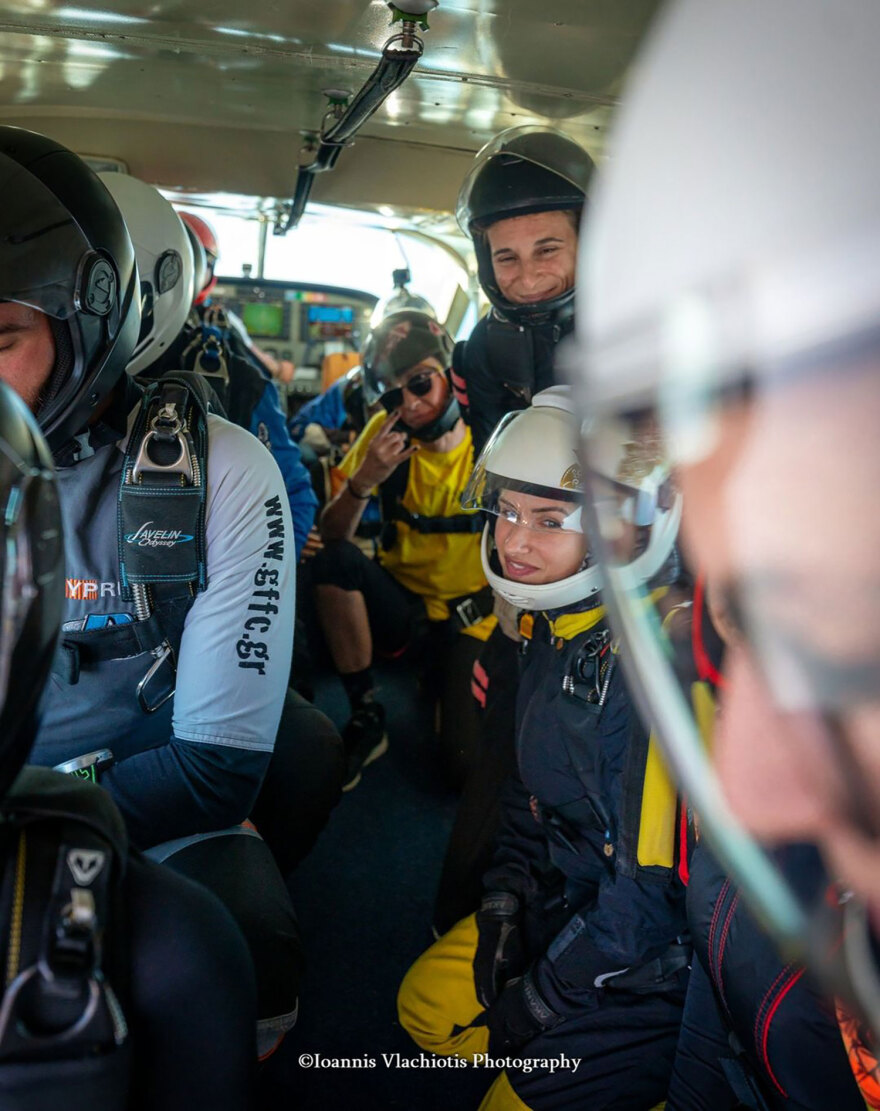 Βίντεο: «Μαγεύει» ομάδα 7 εντυπωσιακών αλεξιπτωτιστριών που κάνει εναέριους σχηματισμούς από τα 13.000 πόδια