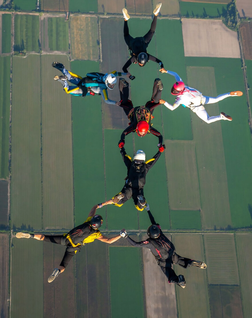 Βίντεο: «Μαγεύει» ομάδα 7 εντυπωσιακών αλεξιπτωτιστριών που κάνει εναέριους σχηματισμούς από τα 13.000 πόδια