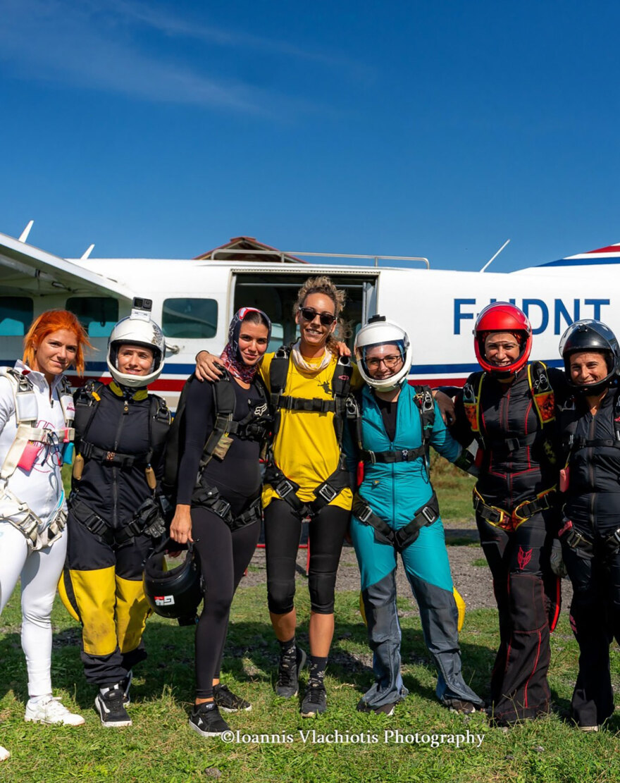 Βίντεο: «Μαγεύει» ομάδα 7 εντυπωσιακών αλεξιπτωτιστριών που κάνει εναέριους σχηματισμούς από τα 13.000 πόδια