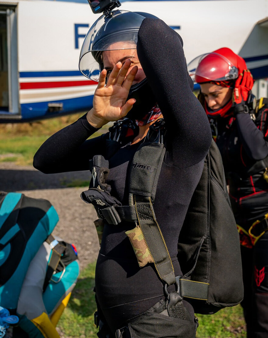 Βίντεο: «Μαγεύει» ομάδα 7 εντυπωσιακών αλεξιπτωτιστριών που κάνει εναέριους σχηματισμούς από τα 13.000 πόδια