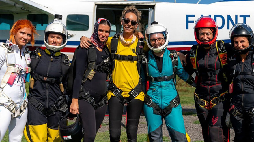 Βίντεο: «Μαγεύει» ομάδα 7 εντυπωσιακών αλεξιπτωτιστριών που κάνει εναέριους σχηματισμούς από τα 13.000 πόδια