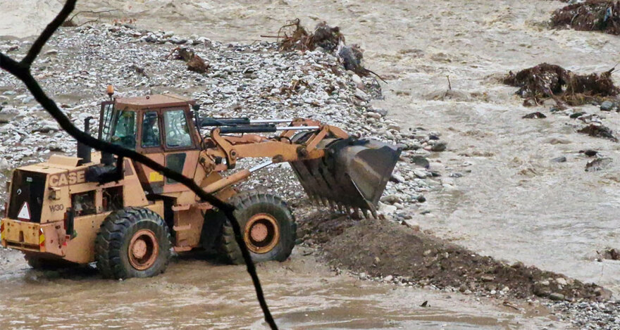 Κακοκαιρία Elias: Συνεχίζονται οι εργασίες επιχωμάτωσης σε Καρδίτσα και Τρίκαλα 