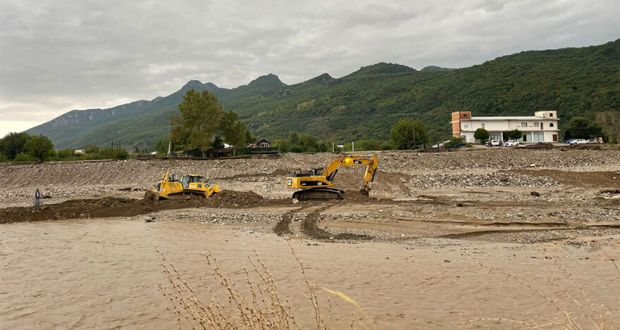 Κακοκαιρία Elias: Συνεχίζονται οι εργασίες επιχωμάτωσης σε Καρδίτσα και Τρίκαλα 