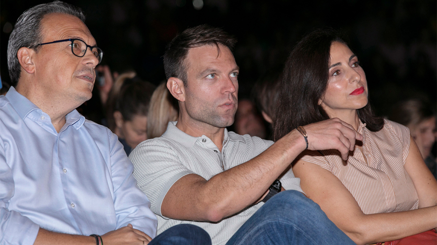 Ο Κασσελάκης χορεύει το «πού βαδίζουμε κύριοι» του Λουκιανού Κηλαηδόνη στον Λυκαβηττό