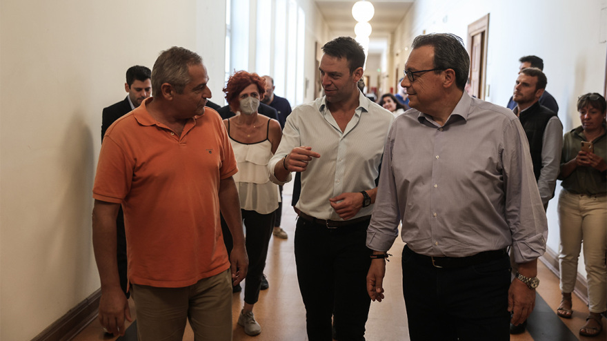 ΣΥΡΙΖΑ: Η επίσκεψη Κασσελάκη στη Βουλή και οι πρώτες συναντήσεις - Φωτογραφίες από τις χειραψίες και τα χαμόγελα