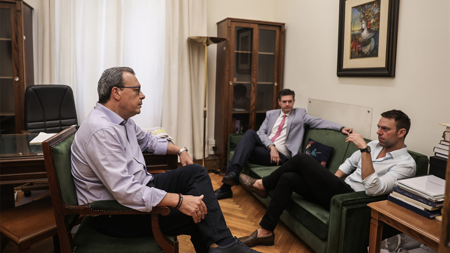 ΣΥΡΙΖΑ: Η επίσκεψη Κασσελάκη στη Βουλή και οι πρώτες συναντήσεις - Φωτογραφίες από τις χειραψίες και τα χαμόγελα