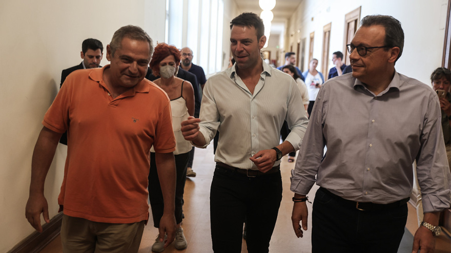 ΣΥΡΙΖΑ: Η επίσκεψη Κασσελάκη στη Βουλή και οι πρώτες συναντήσεις - Φωτογραφίες από τις χειραψίες και τα χαμόγελα