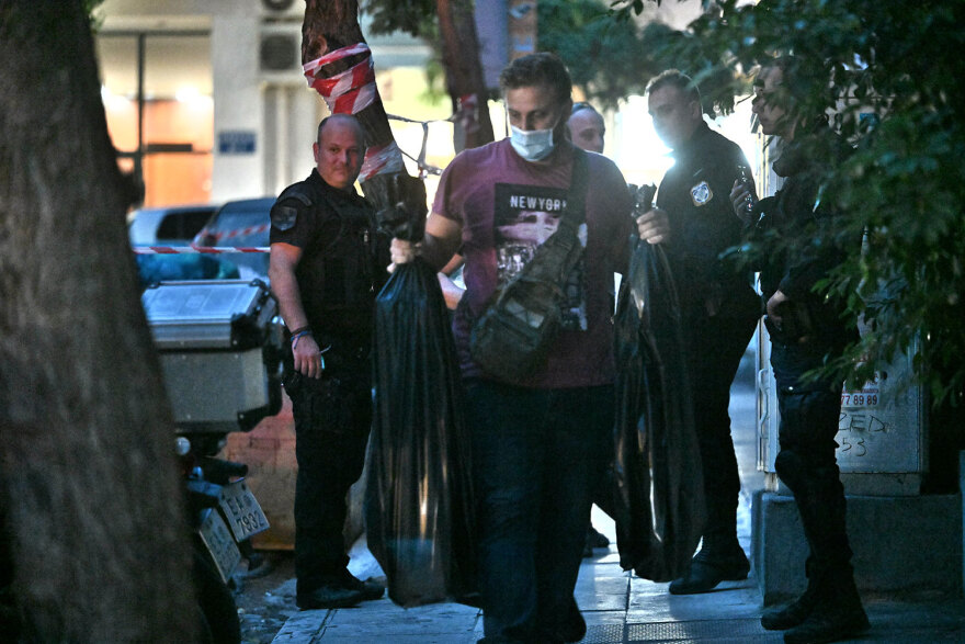 Κολωνάκι: Η στιγμή που βγάζουν τον βαρύ οπλισμό από την αποθήκη - Δείτε φωτογραφίες