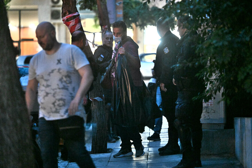 Κολωνάκι: Η στιγμή που βγάζουν τον βαρύ οπλισμό από την αποθήκη - Δείτε φωτογραφίες