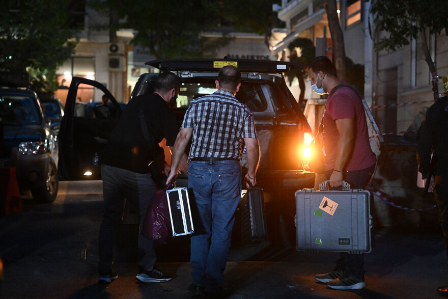 Κολωνάκι: Η στιγμή που βγάζουν τον βαρύ οπλισμό από την αποθήκη - Δείτε φωτογραφίες