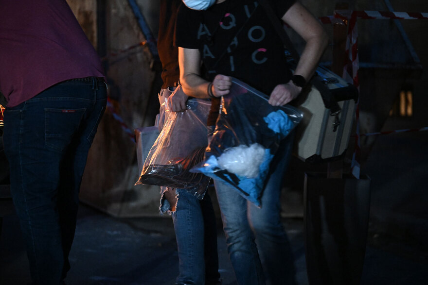 Κολωνάκι: Η στιγμή που βγάζουν τον βαρύ οπλισμό από την αποθήκη - Δείτε φωτογραφίες