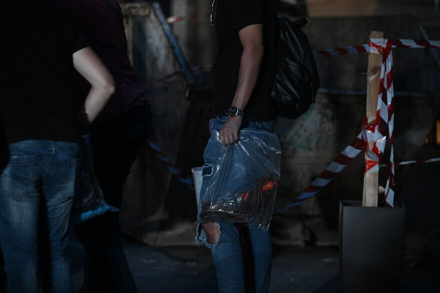 Κολωνάκι: Η στιγμή που βγάζουν τον βαρύ οπλισμό από την αποθήκη - Δείτε φωτογραφίες