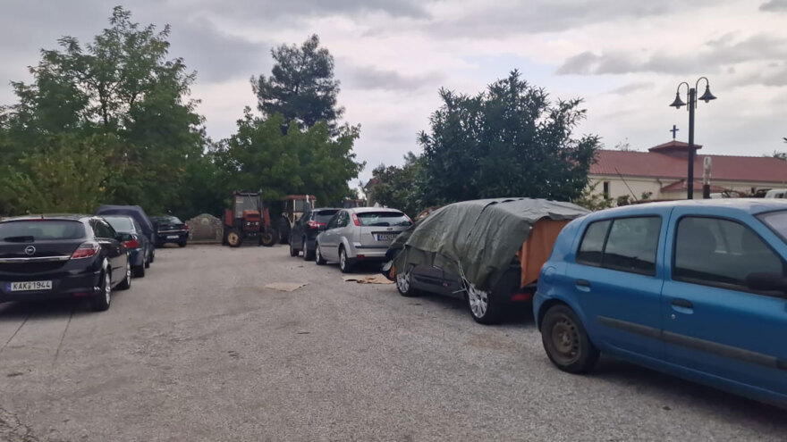 Κακοκαιρία Elias: Ώρες αγωνίας για τους κατοίκους στον Παλαμά Καρδίτσας - Μεταφέρουν τα ΙΧ τους σε υψηλότερα σημεία