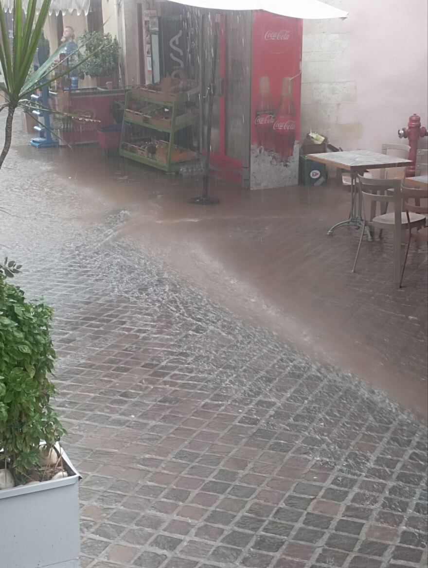 Κακοκαιρία Elias: Σε ποτάμια μετατράπηκαν δρόμοι των Χανίων - Δείτε βίντεο και φωτογραφίες