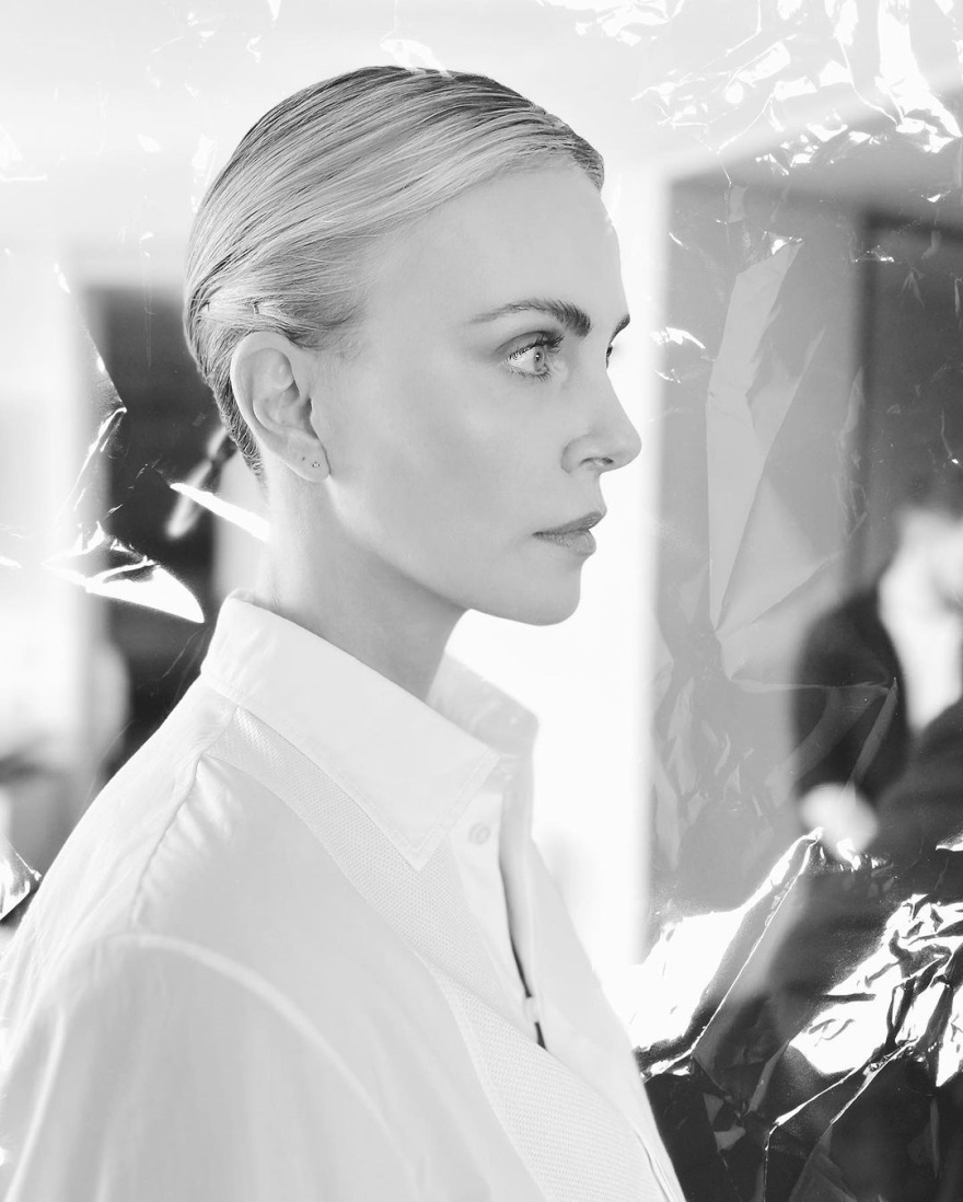 Σαρλίζ Θερόν: Λαμπερή στο σόου του Dior στο Παρίσι η ηθοποιός - Τη συνόδεψε η κόρη της