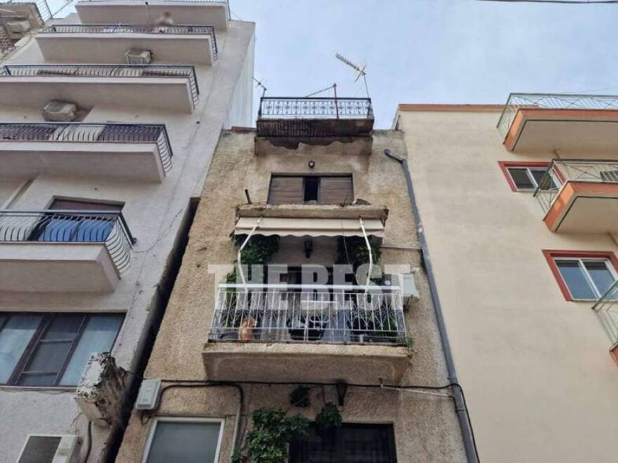 Αναστάτωση στο κέντρο της Πάτρας: Υποχώρησαν τμήματα μπαλκονιών από διαμερίσματα - Φωτογραφίες