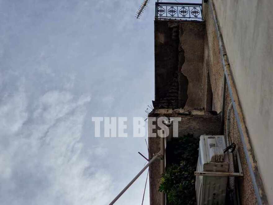 Αναστάτωση στο κέντρο της Πάτρας: Υποχώρησαν τμήματα μπαλκονιών από διαμερίσματα - Φωτογραφίες