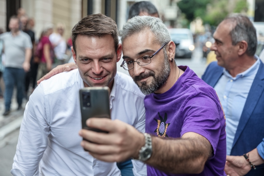 Κασσελάκης: Έκανε βόλτα στο Σύνταγμα και έβγαλε selfies με τουρίστες – Δείτε βίντεο