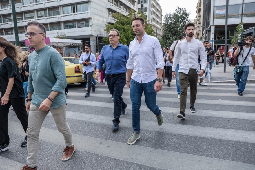 Κασσελάκης: Έκανε βόλτα στο Σύνταγμα και έβγαλε selfies με τουρίστες – Δείτε βίντεο