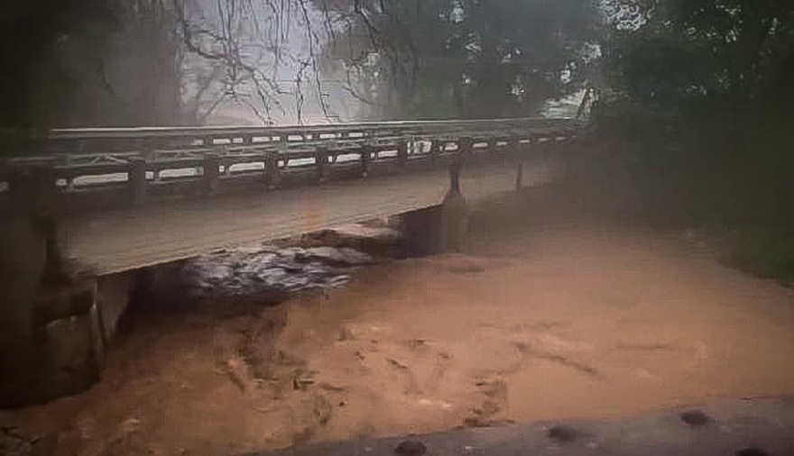 Κακοκαιρία Elias: Κάτοικοι στην Εύβοια ανέβηκαν στις ταράτσες για να σωθούν - Πλημμύρισαν σπίτια, χείμαρροι οι δρόμοι