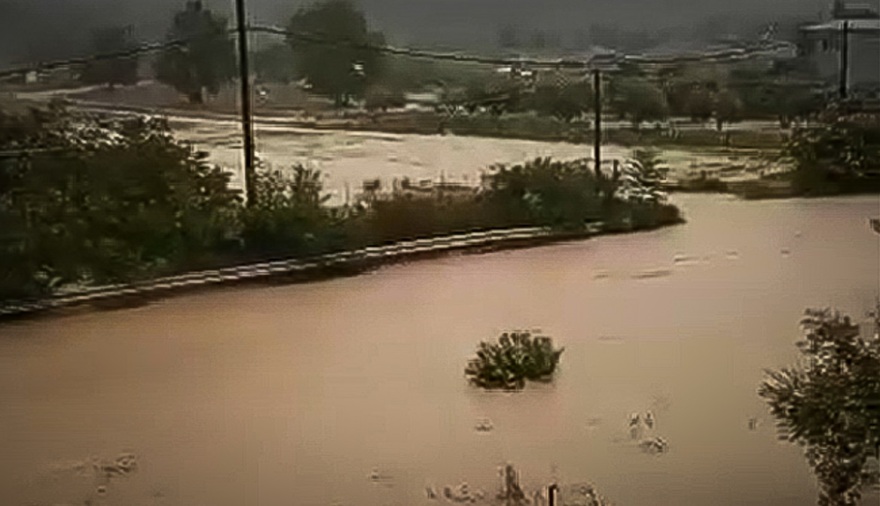 Κακοκαιρία Elias: Κάτοικοι στην Εύβοια ανέβηκαν στις ταράτσες για να σωθούν - Πλημμύρισαν σπίτια, χείμαρροι οι δρόμοι