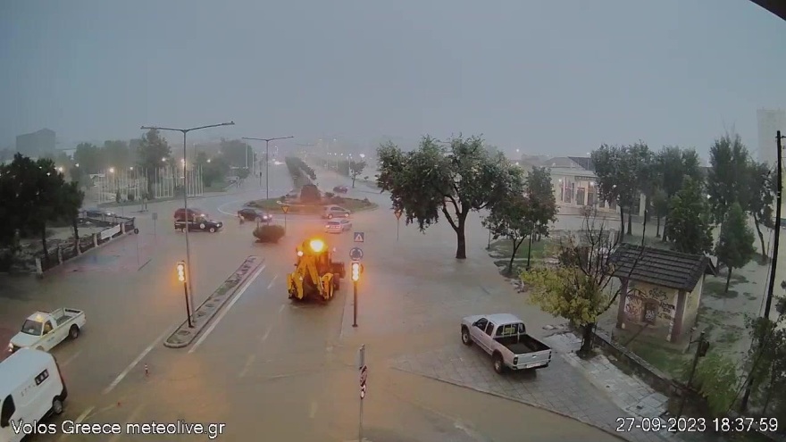 Κακοκαιρία Elias - Βόλος: «Έσπασε» ο Κραυσίδωνας, ορμητικοί χείμαρροι στο κέντρο της πόλης - Δείτε βίντεο