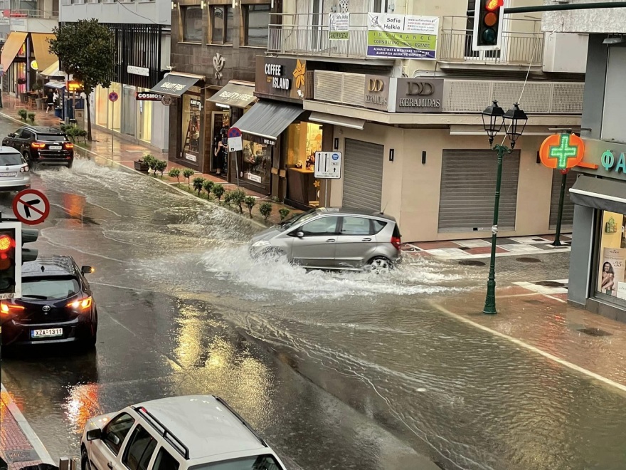 Κακοκαιρία Elias - Βόλος: «Έσπασε» ο Κραυσίδωνας, ορμητικοί χείμαρροι στο κέντρο της πόλης - Δείτε βίντεο