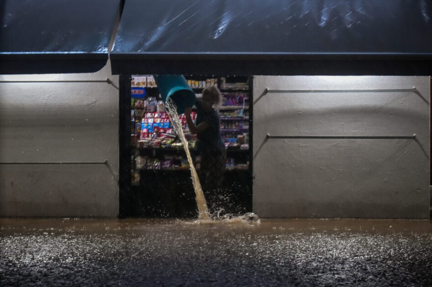 Κακοκαιρία Elias - Βόλος: «Έσπασε» ο Κραυσίδωνας, ορμητικοί χείμαρροι στο κέντρο της πόλης - Δείτε βίντεο