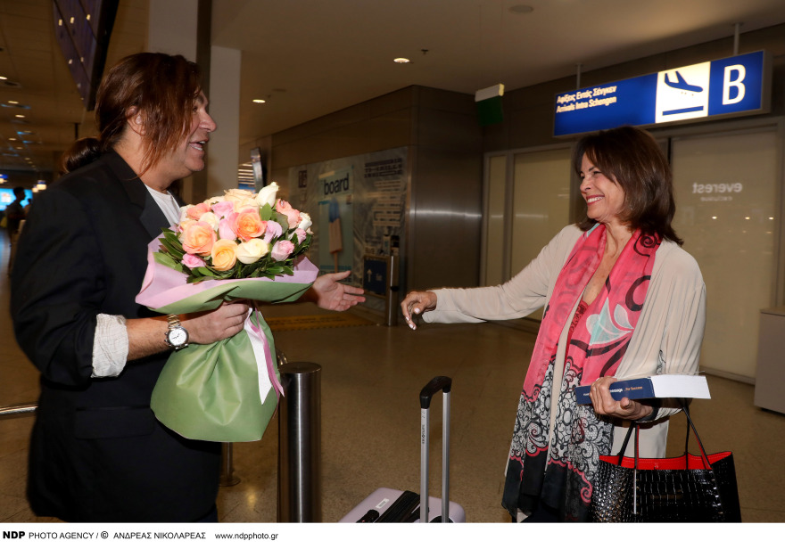 Κορίνα Τσοπέη: Έφτασε στην Ελλάδα η Μις Υφήλιος του 1964 - Δείτε τις φωτογραφίες