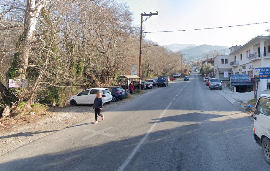 Θεσσαλία: Συγκινεί η ιστορία της ηλικιωμένης που μεγαλώνει μόνη της την εγγονούλα της μέσα στο πλημμυρισμένο σπίτι της