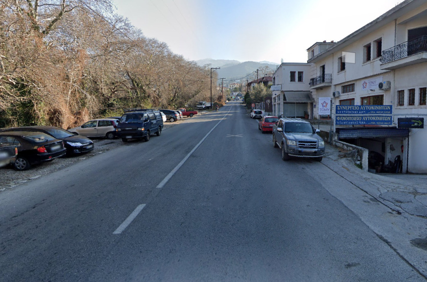 Θεσσαλία: Συγκινεί η ιστορία της ηλικιωμένης που μεγαλώνει μόνη της την εγγονούλα της μέσα στο πλημμυρισμένο σπίτι της