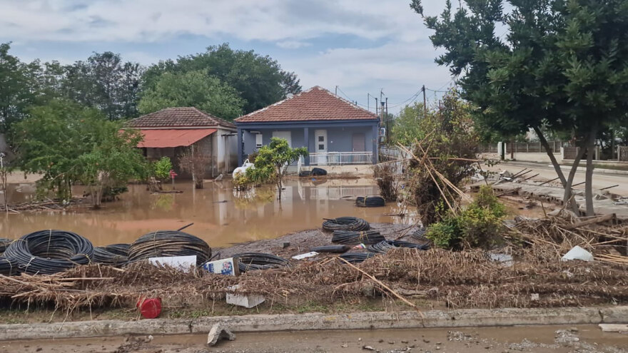 Κακοκαιρία Elias: Με βάρκες στο Σωτήριο Λάρισας, στα 2 μέτρα το νερό - «Τελειώσαμε, θα ξεκινήσουμε από το μηδέν»