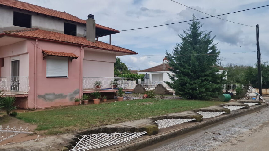 Κακοκαιρία Elias: Με βάρκες στο Σωτήριο Λάρισας, στα 2 μέτρα το νερό - «Τελειώσαμε, θα ξεκινήσουμε από το μηδέν»